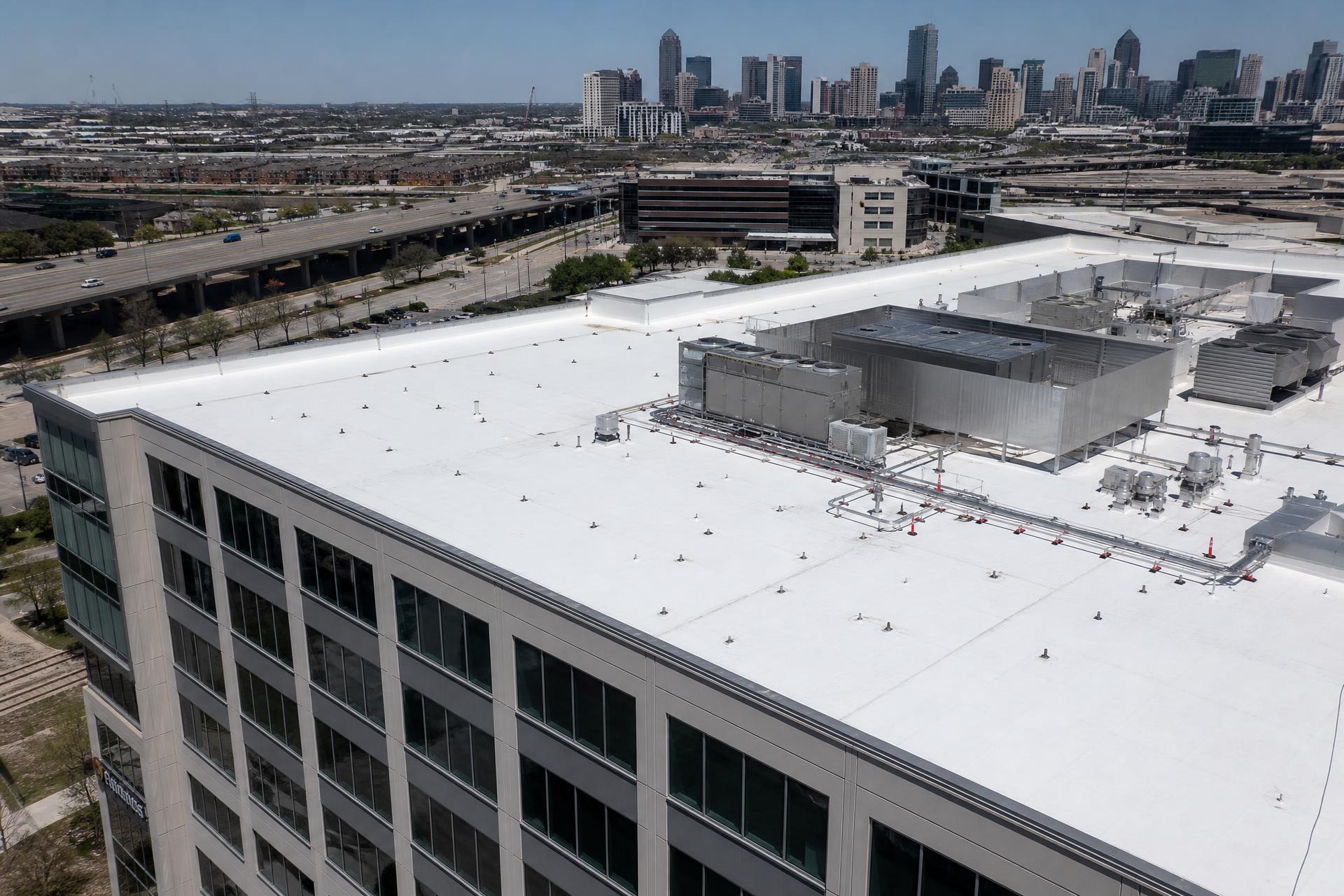 Commercial building with a modern flat roof in Dallas-Fort Worth